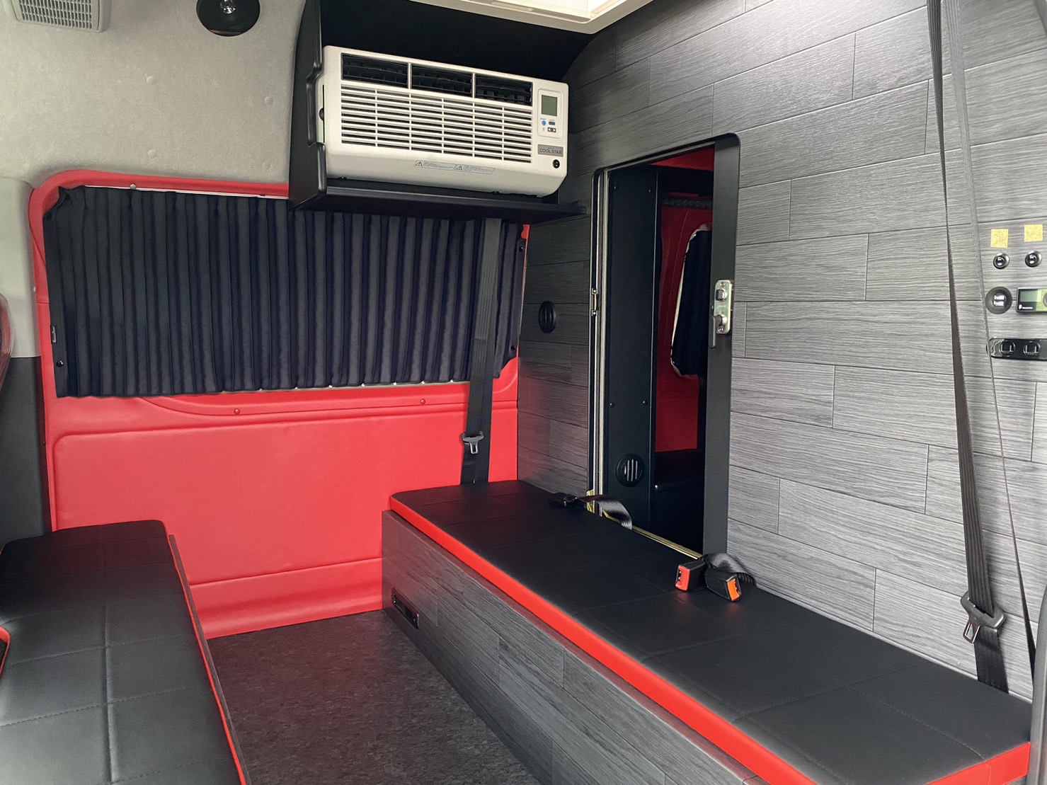 キャンパー特装車ディーゼル4WDベースのRacingBOX