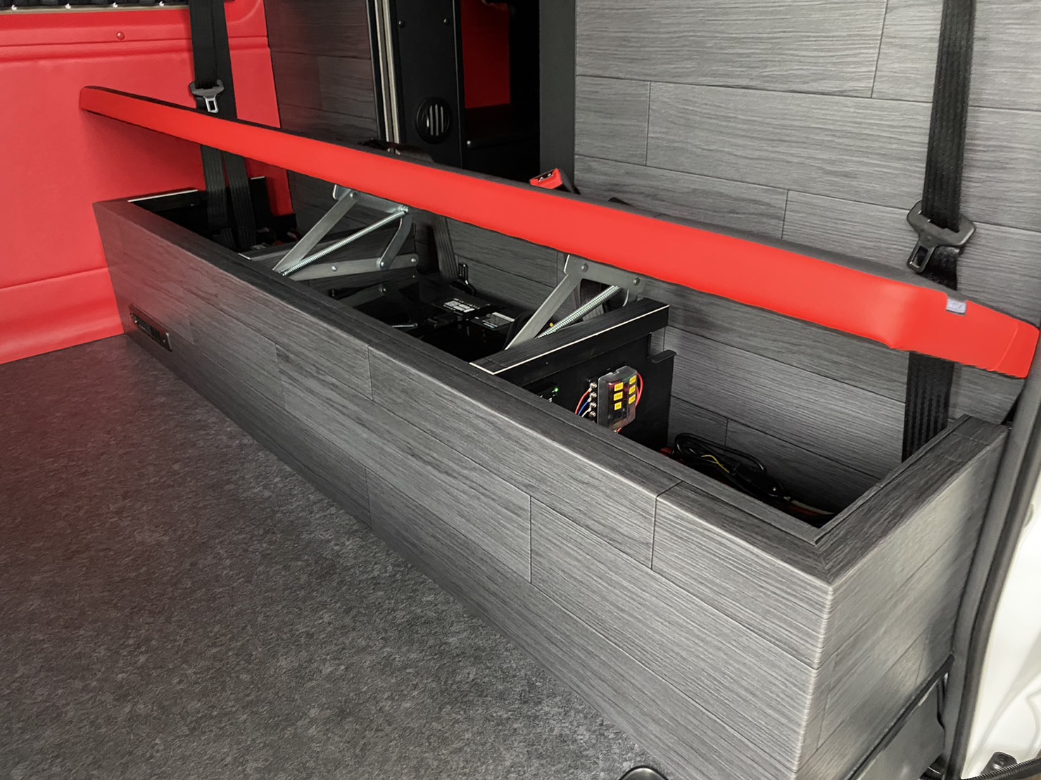 キャンパー特装車ディーゼル4WDベースのRacingBOX