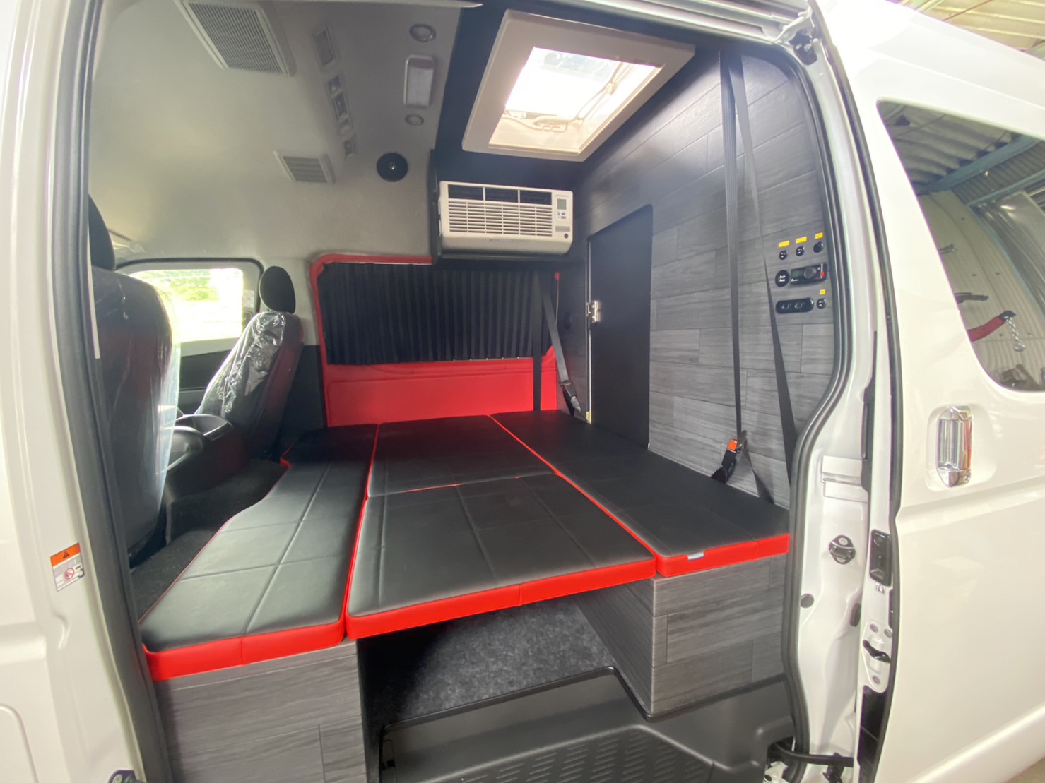 キャンパー特装車ディーゼル4WDベースのRacingBOX