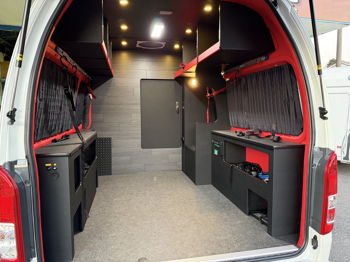 入荷しました！ キャンパー特装車ディーゼル4WDベースのRacingBOX