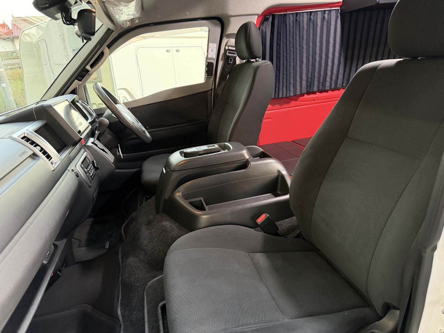 入荷しました！ キャンパー特装車ディーゼル4WDベースのRacingBOX