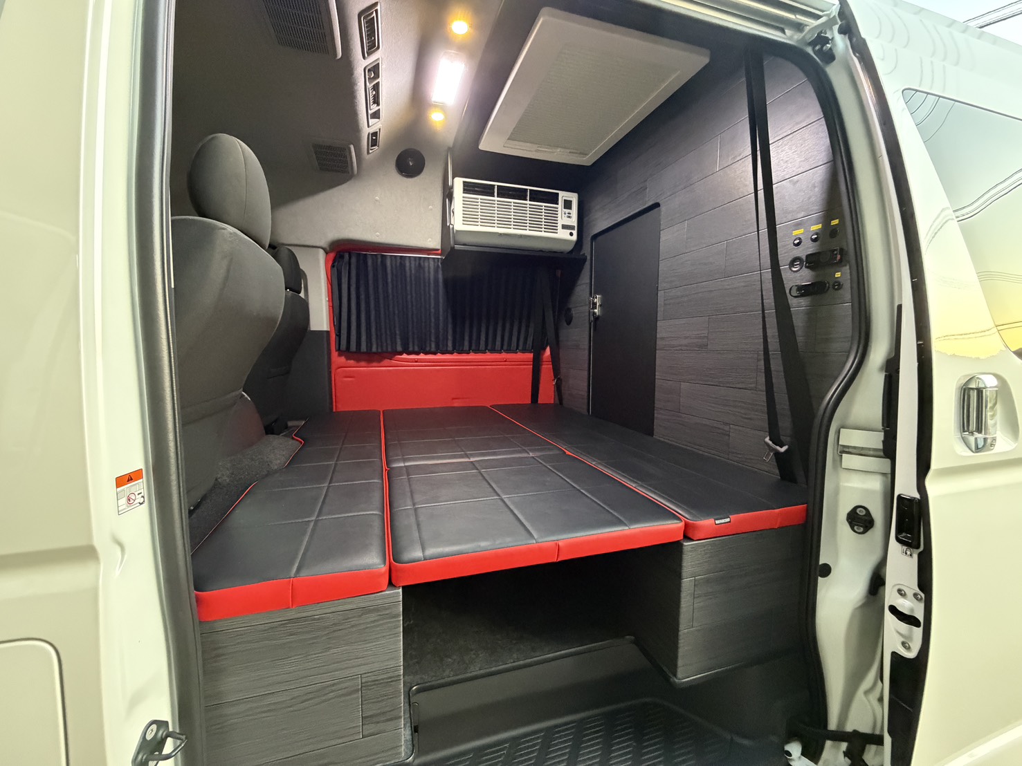 入荷しました！ キャンパー特装車ディーゼル4WDベースのRacingBOX